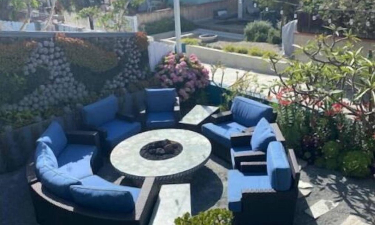 The Strand Apartment | 5 Minute Walk to the Beach from your Studio
