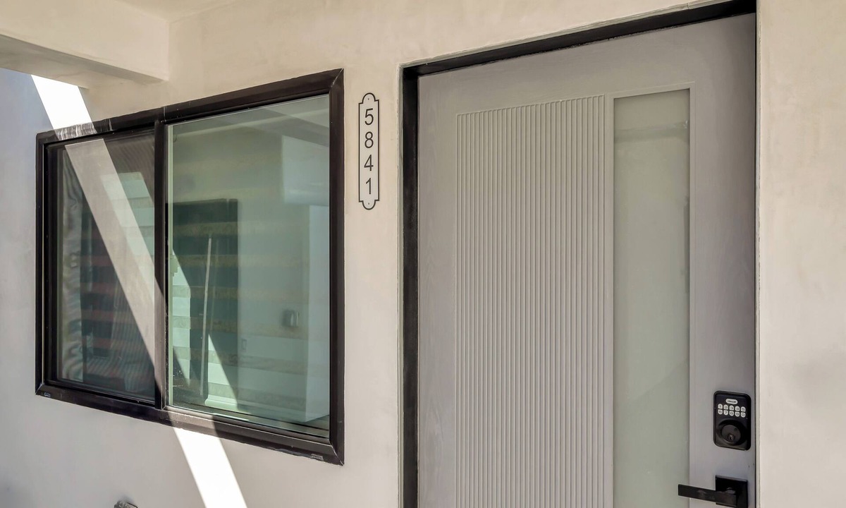 Tarzana House | 5841 Vanalden Ave 3 bedroom 2 1/2 bath House All the amenity includes.