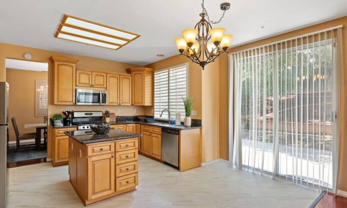Riverside House | 5BR/3BA | Queen Beds | Family Home in Riverside