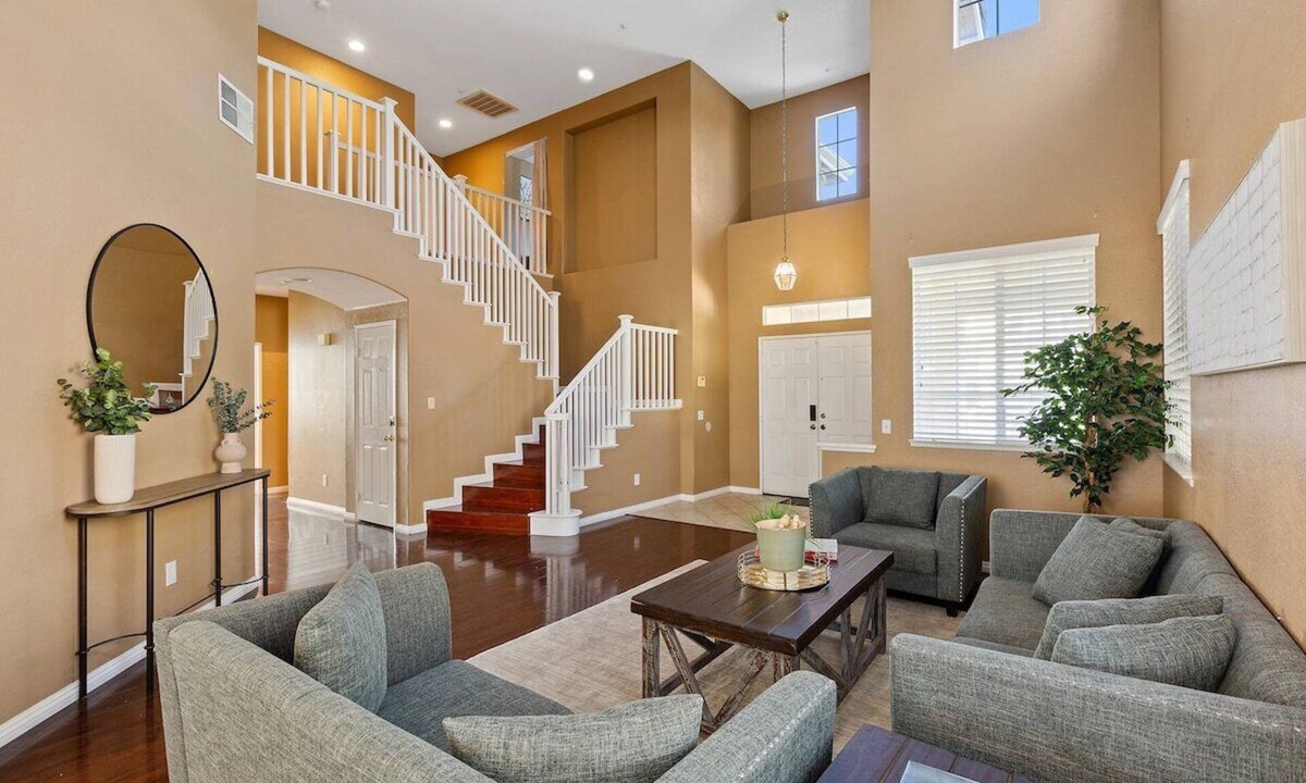 Riverside House | 5BR/3BA | Queen Beds | Family Home in Riverside