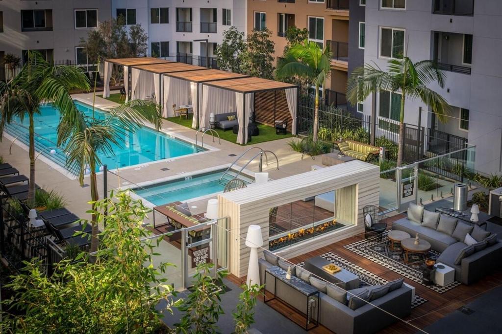 Anaheim Resort Villa | 5mins to Disney/3 Bedroom House with Pool