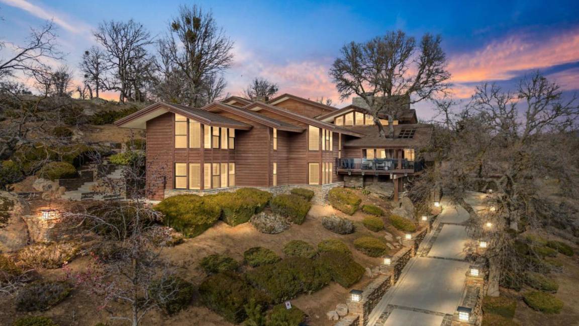 Stallion Springs House | 687 m² House ∙ 5 bedrooms ∙ 16 guests