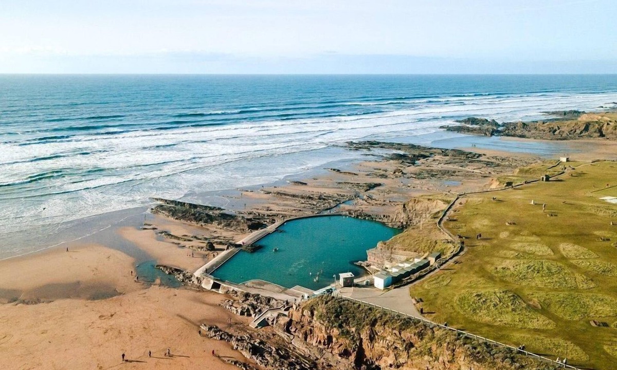 Bude Apartment | 7 Bol-Y-Maer - a two bedroom apartment with communal swimming pool