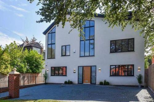 Wolverhampton House | 8 Bedroom House Sleeps 20 - Private Garden