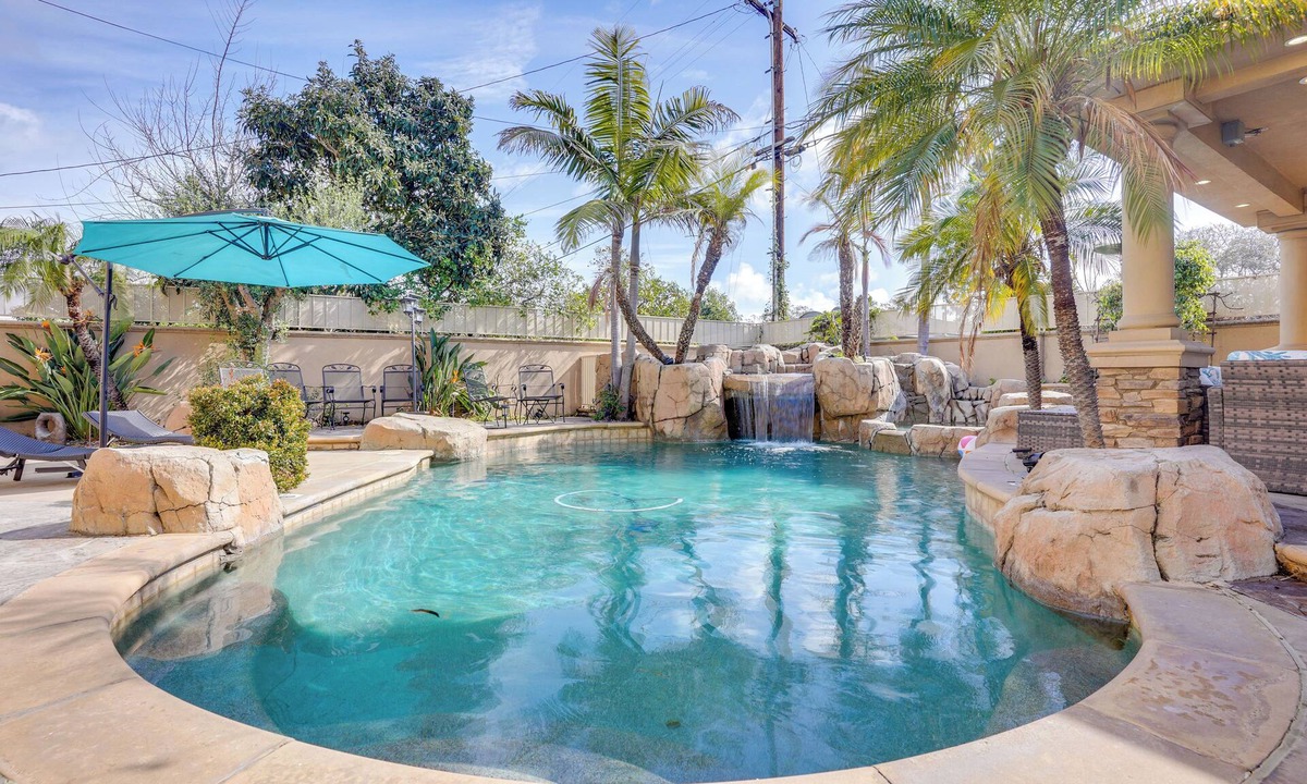 Henninger Park House | 8 Mi to Disney: Santa Ana Home w/Bar & Patio!