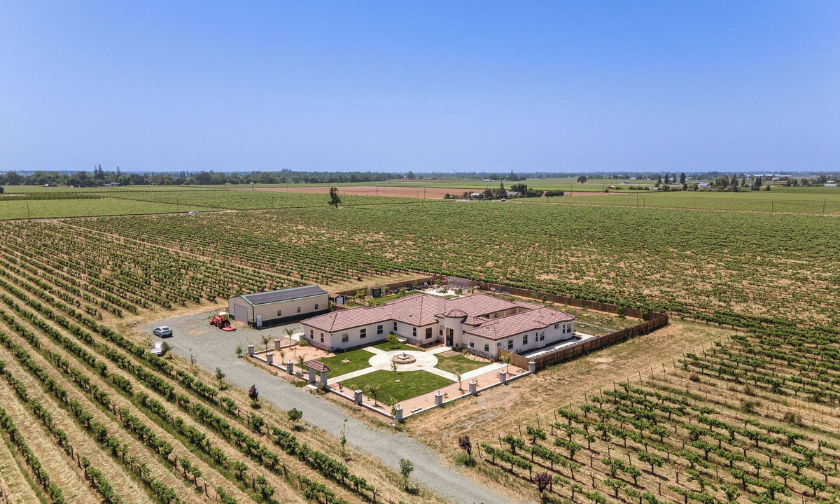 Acampo House | 8 Mi to Lodi Lake: Luxe Home w/On-Site Vineyard
