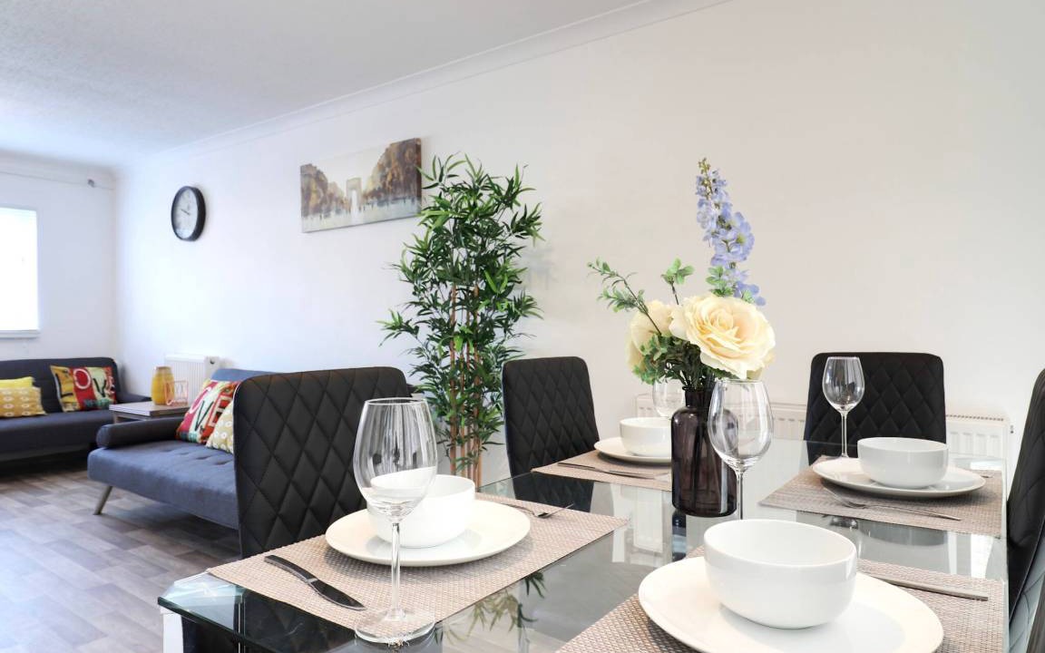Stevenage Apartment | 807 m² Apartment ∙ 3 bedrooms ∙ 10 guests