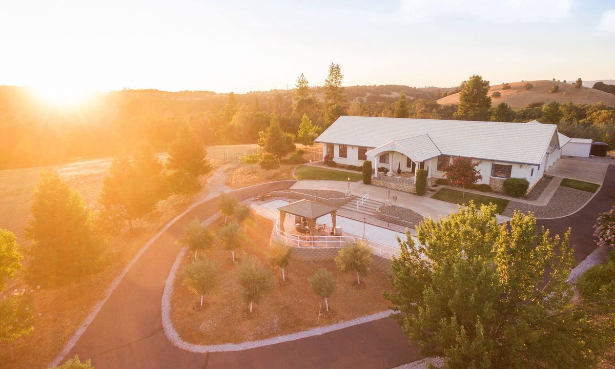 Sonora House | 82 acre Mountain Retreat w/Pool & Spa near Yosemite sleeps 14