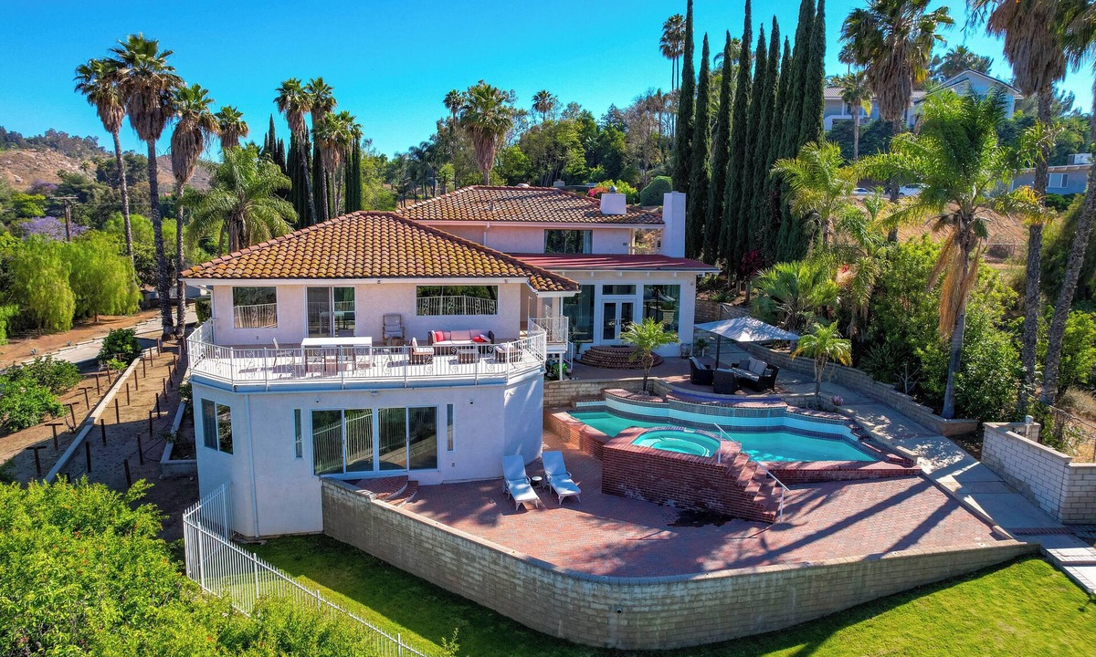 Riverside House | A Luxurious Getaway with Stunning Views