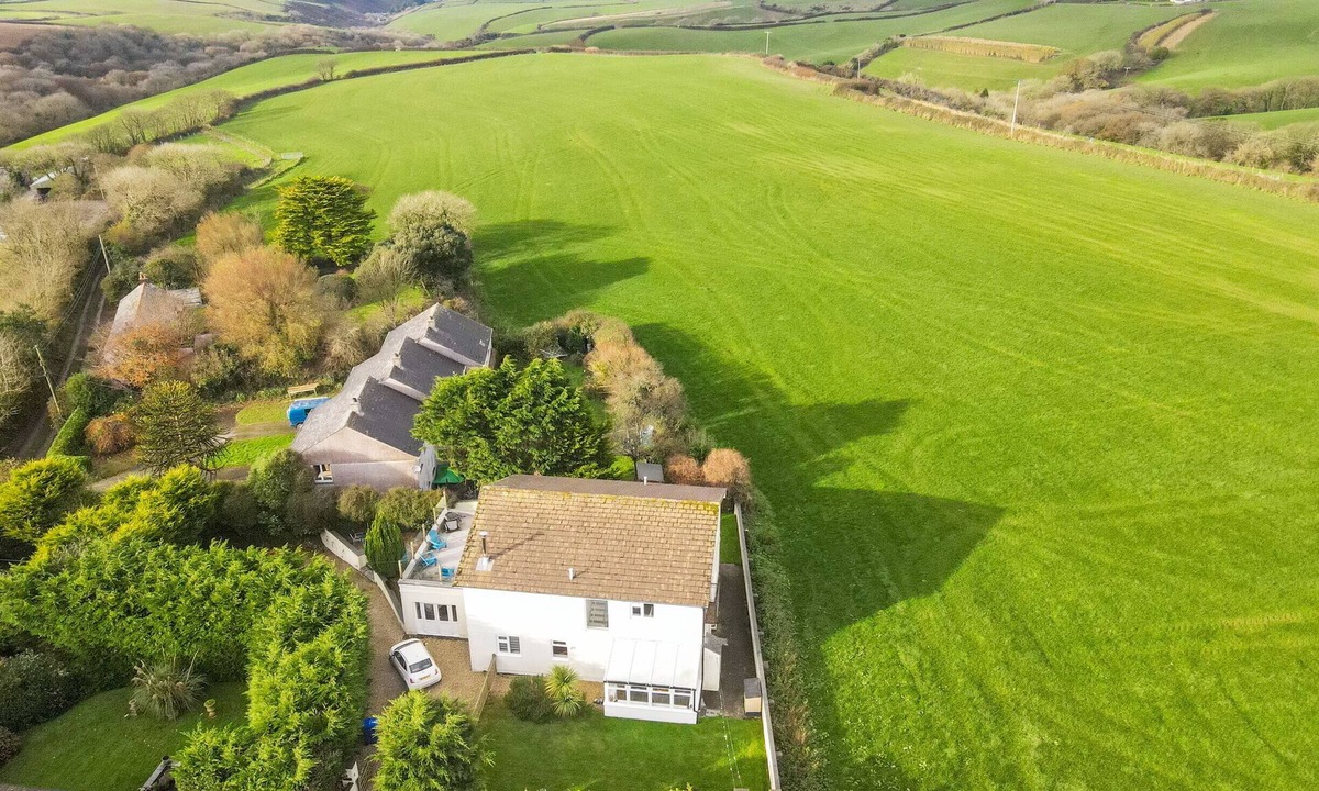 Pendoggett House | A stunning, upside-down five-bedroom home located in Pendoggett