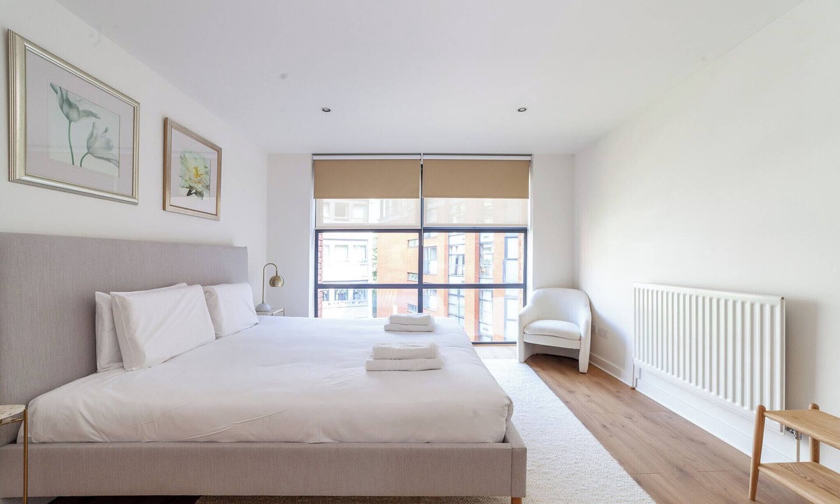 Farringdon Apartment | A Stylish Newly Refurbished Flat with City Access