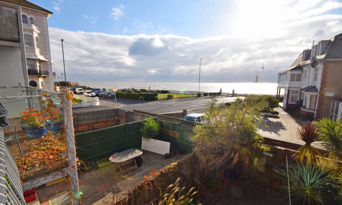 Bognor Regis Cottage | A town house that sleeps 5 guests in 3 bedrooms