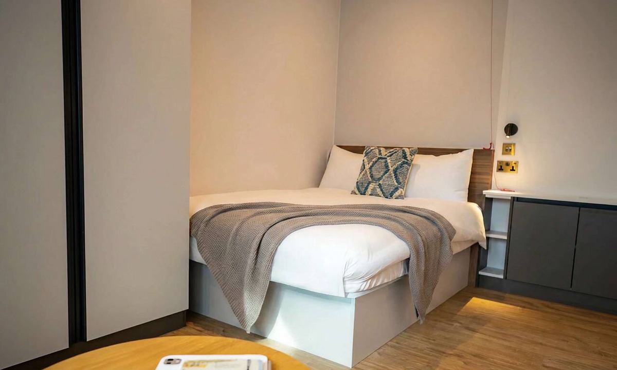East Acton Apartment | Accessible Studio | Step-Free + Gym | StayCozy
