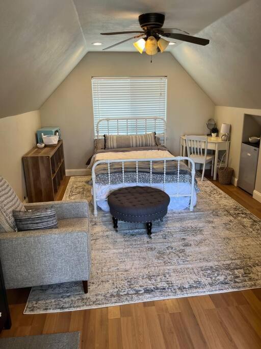 Peters House | Adorable 1 Bedroom with pool, and Horse Arena