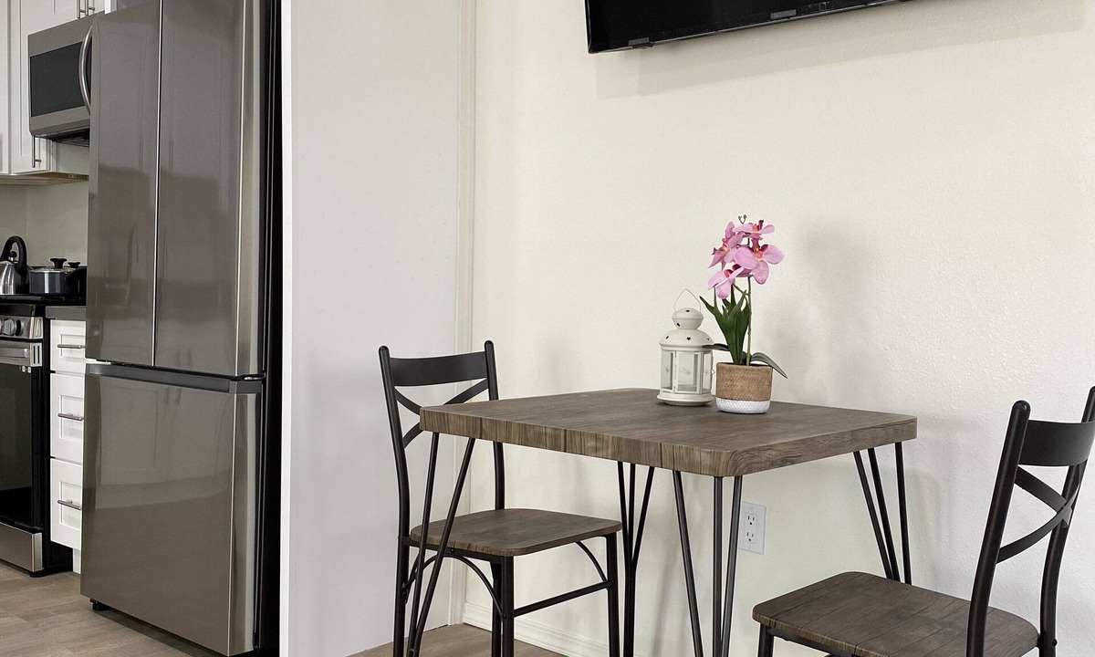 Woodland Hills Apartment | Adorable Studio Unit with great location and Parking on site