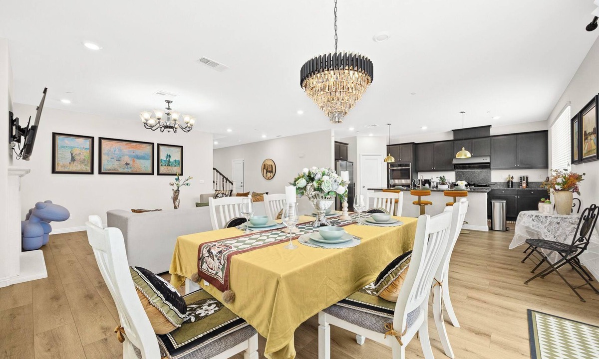Ontario House | Airport/New/Clean/Large Space/King Bed/3 TVS
