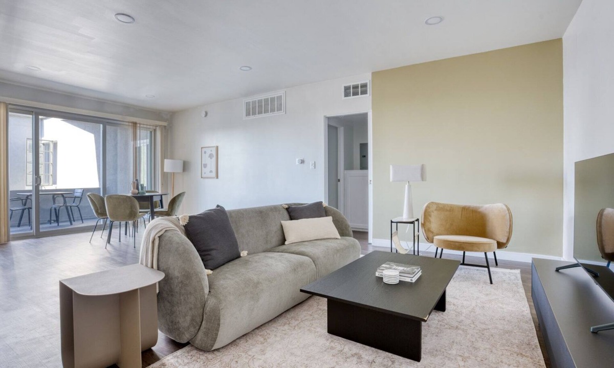 Hollywood Hills Apartment | Airy Hollywood 1BR w/Pool, W/D & Gym, nr Metro, by Blueground