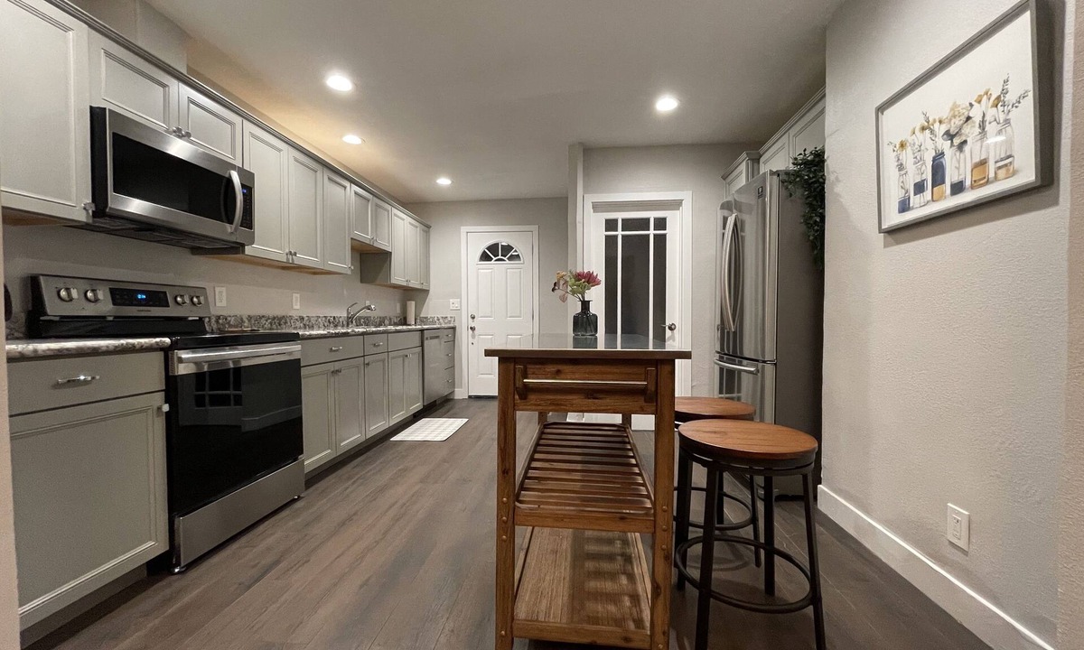 Shasta-Hanchett Park Cottage | Airy Modern 2BR/2BA - Parking + Laundry + Sleep 6