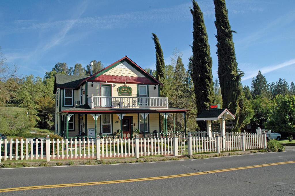 Groveland Bed & Breakfast | All Seasons Groveland Inn