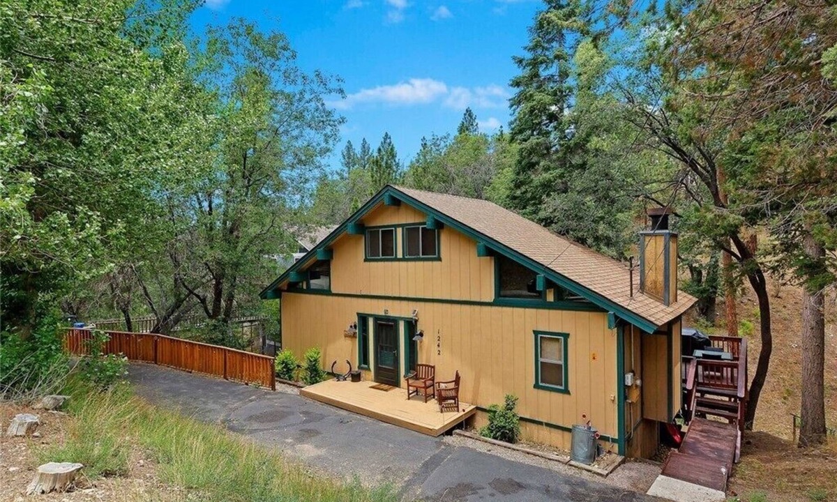 Upper Moonridge House | Alpine Retreat Cali Bear a family and pet friendly forest escape! EV charger!