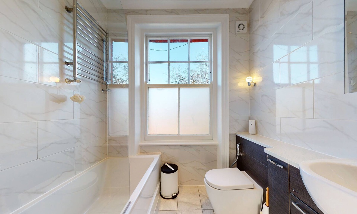 Queen's Park Apartment | Amazing 2 Bedroom, 3 Bed Apartment w/Garden - 1 min to Queen's Park