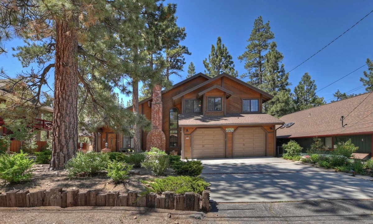 Big Bear Lake Cabin | Amazing Grace by Destination Big Bear : Walk to the Lake! Spa! Pool Table! Huge Kitchen! Beautiful Backyard! BBQ!