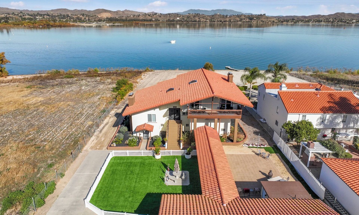 Lake Elsinore House | Amazing Lakefront Home with a Private Beach, BBQ, Balcony, Fireplaces & jacuzzi