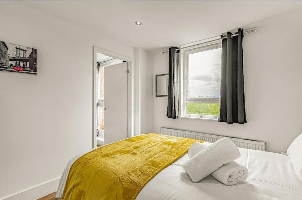 Tower Hill Apartment | Amazing Marina-Overlooking 1Bed