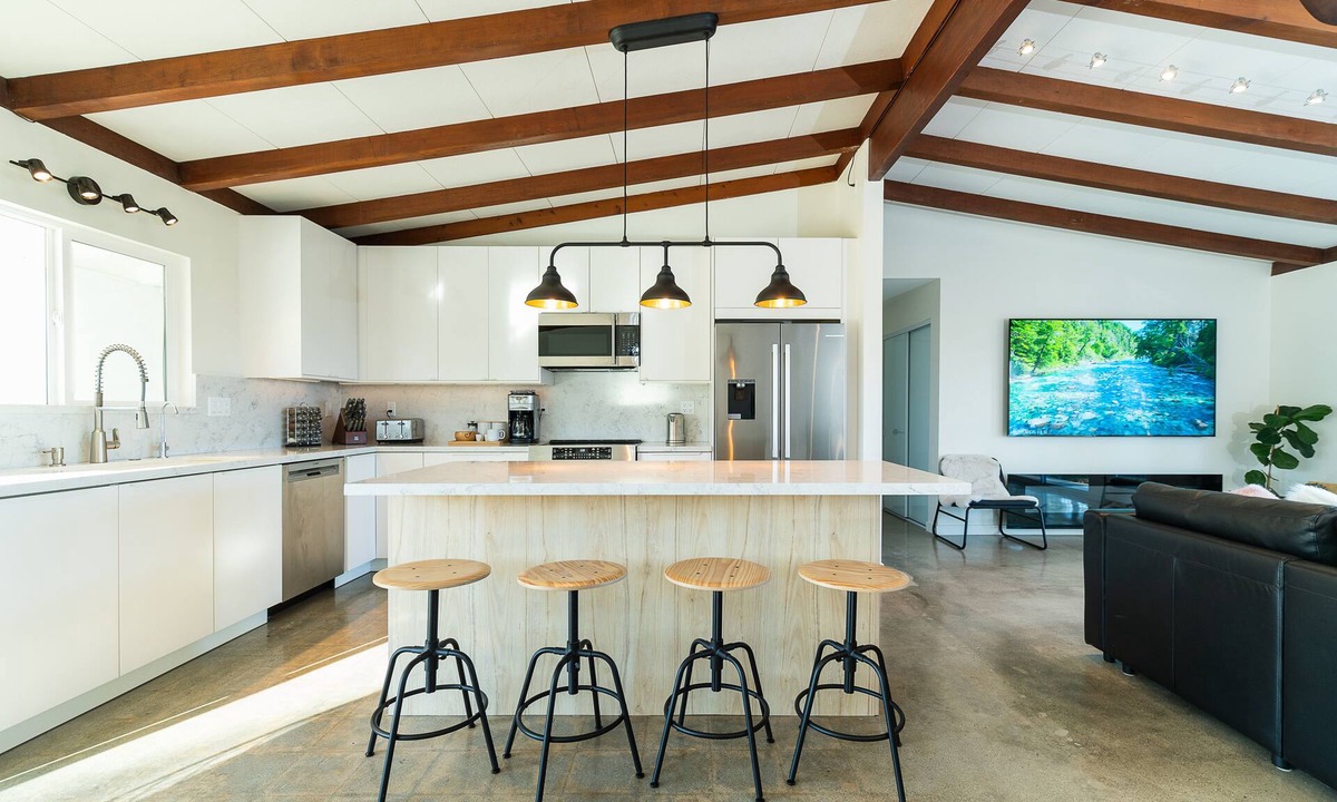 Canoga Park Villa | Amazing Mountain and Valley Views - 3 King Beds, Tesla Charger, Sauna
