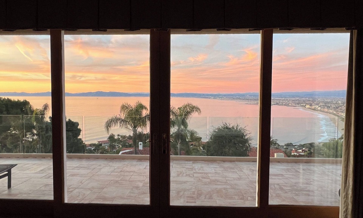 Malaga Cove House | Amazing whitewater coastline and mountain view 30 min to beach from 5 ensuite BR