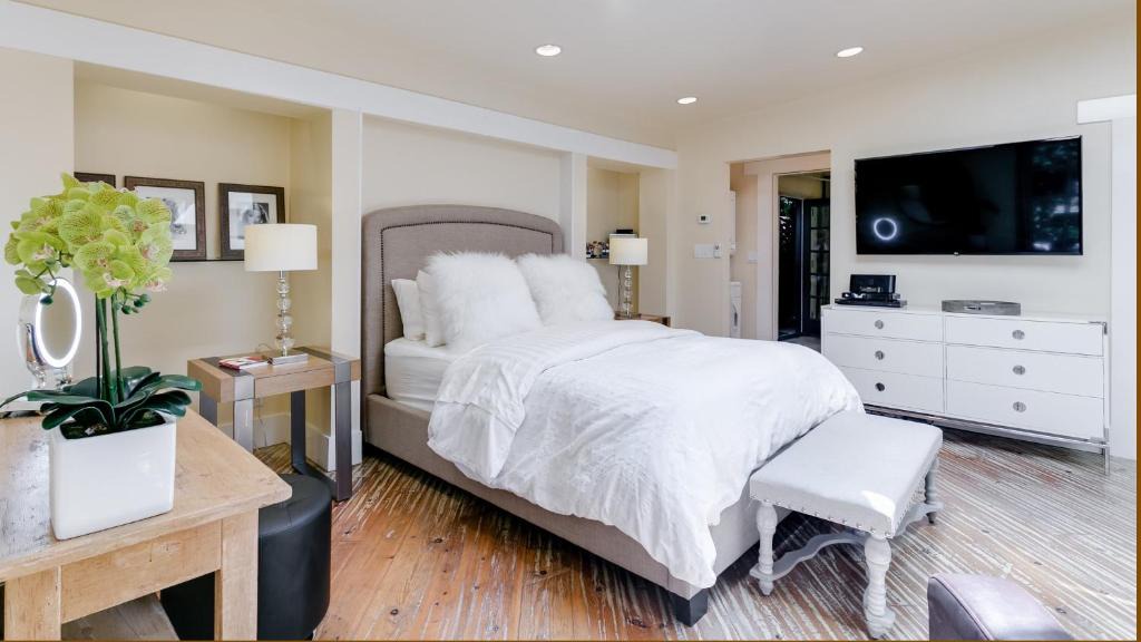 Lamanda Park House | Artist's Retreat in Secluded Pasadena Guesthouse