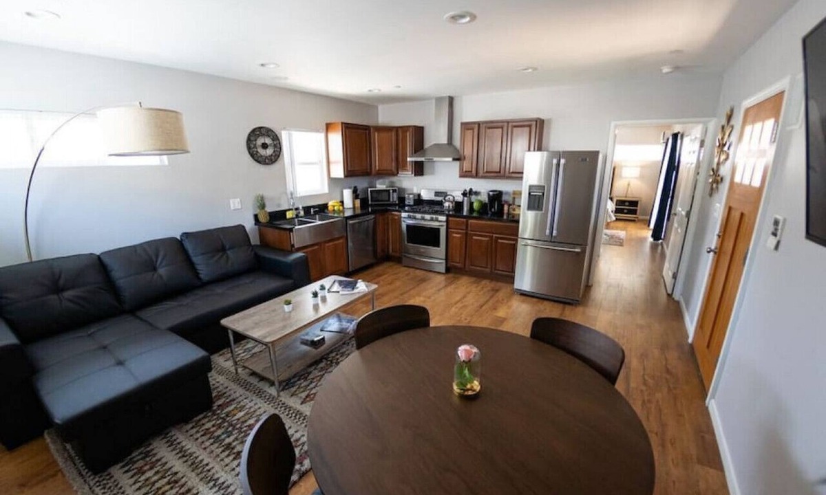 NoHo Arts District House | ATTRACTIVE 1-BEDROOM HOME IN GREAT NOHO ARTS DISTRICT LOCATION (p16)