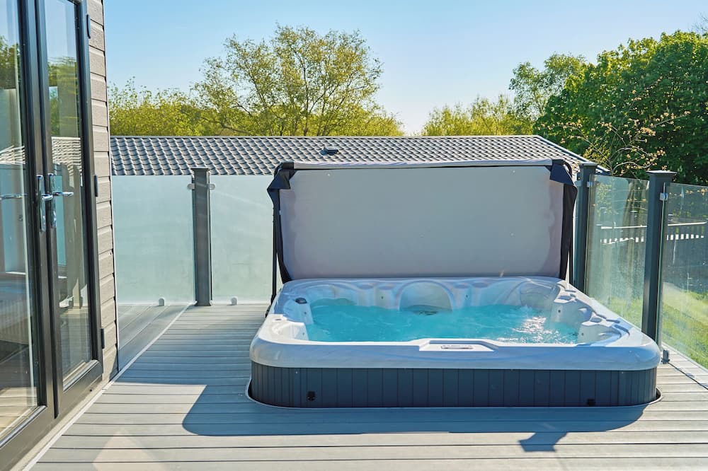 Plaitford Ski Chalet | Autograph Glass House Hot Tub 2 Luxury Slps 4