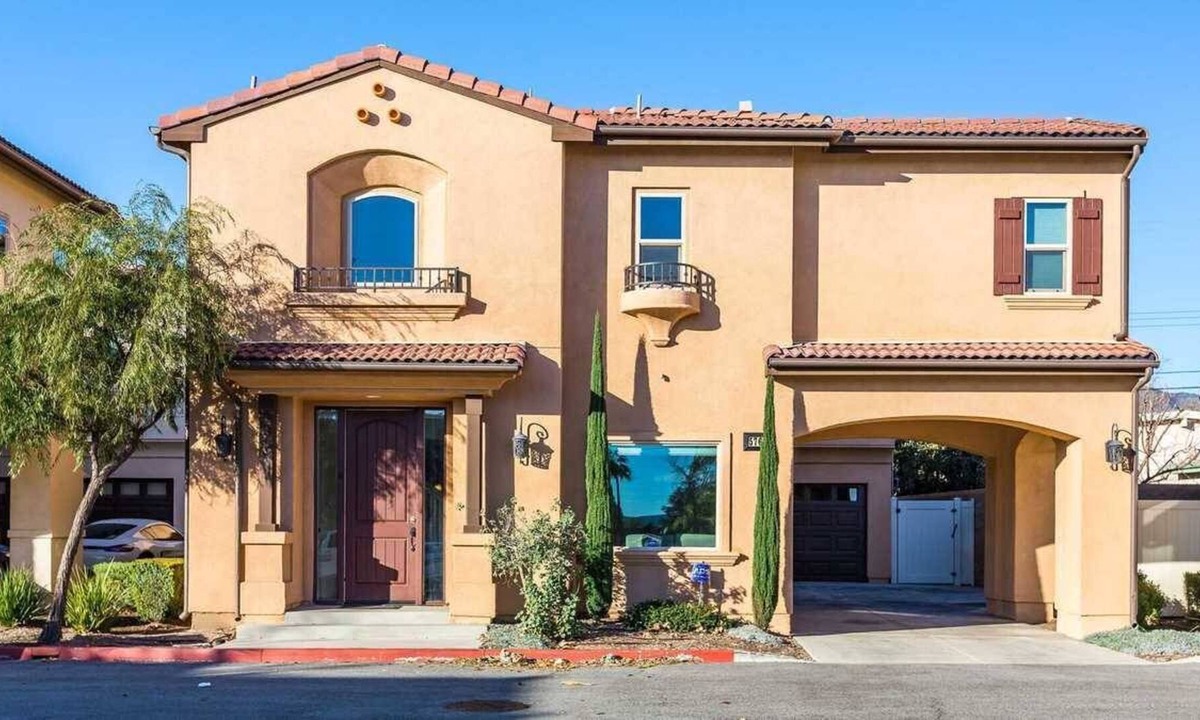 Azusa House | Azusa Views on Traymore