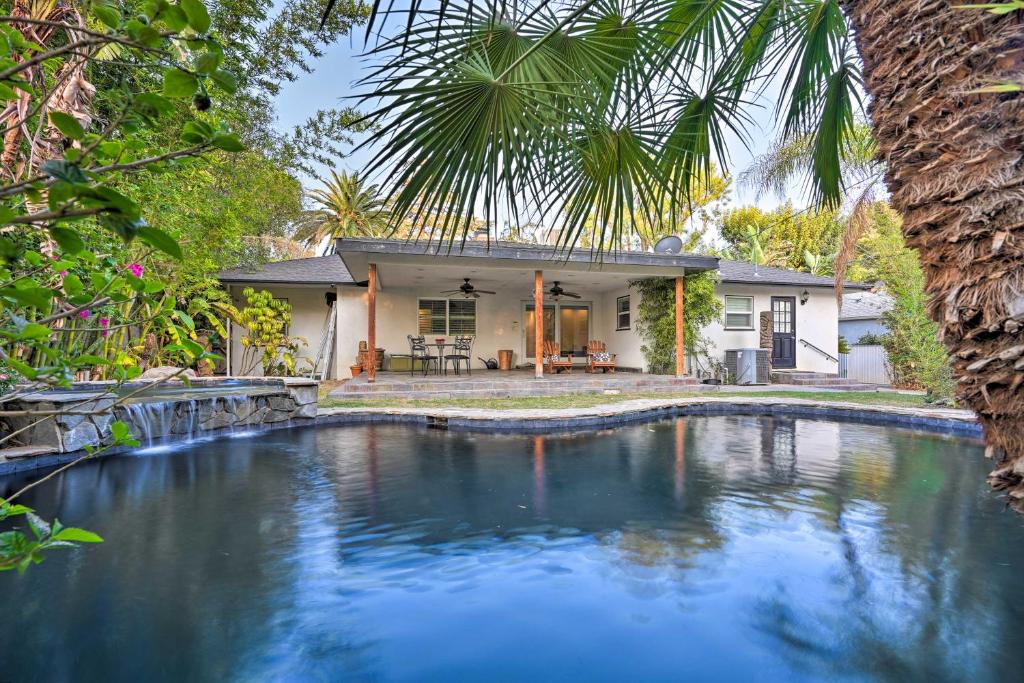 Bakersfield House | Bakersfield Oasis Sweet Tropical Pool Setup!
