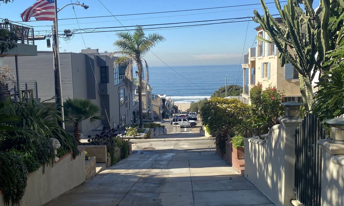 Gas Lamp Section Apartment | Beach Home 3 blocks to the white sand.please no children under the age of 7.