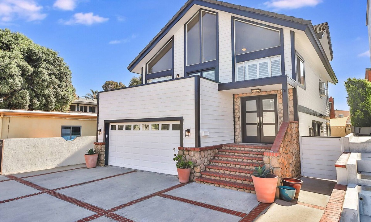 Pierpont Bay House | Beach Just Steps Away, Ocean Views, Spa, & Dog Friendly! Pierpont Ventura