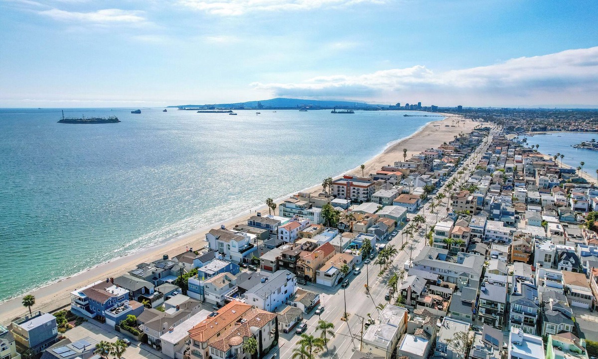 Peninsula House | Beachfront Bliss: Your Ideal Home by the Waves