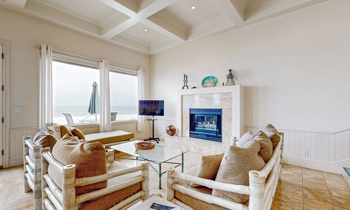 Mussel Shoals House | Beachfront dream home with balcony, patio & direct beach access