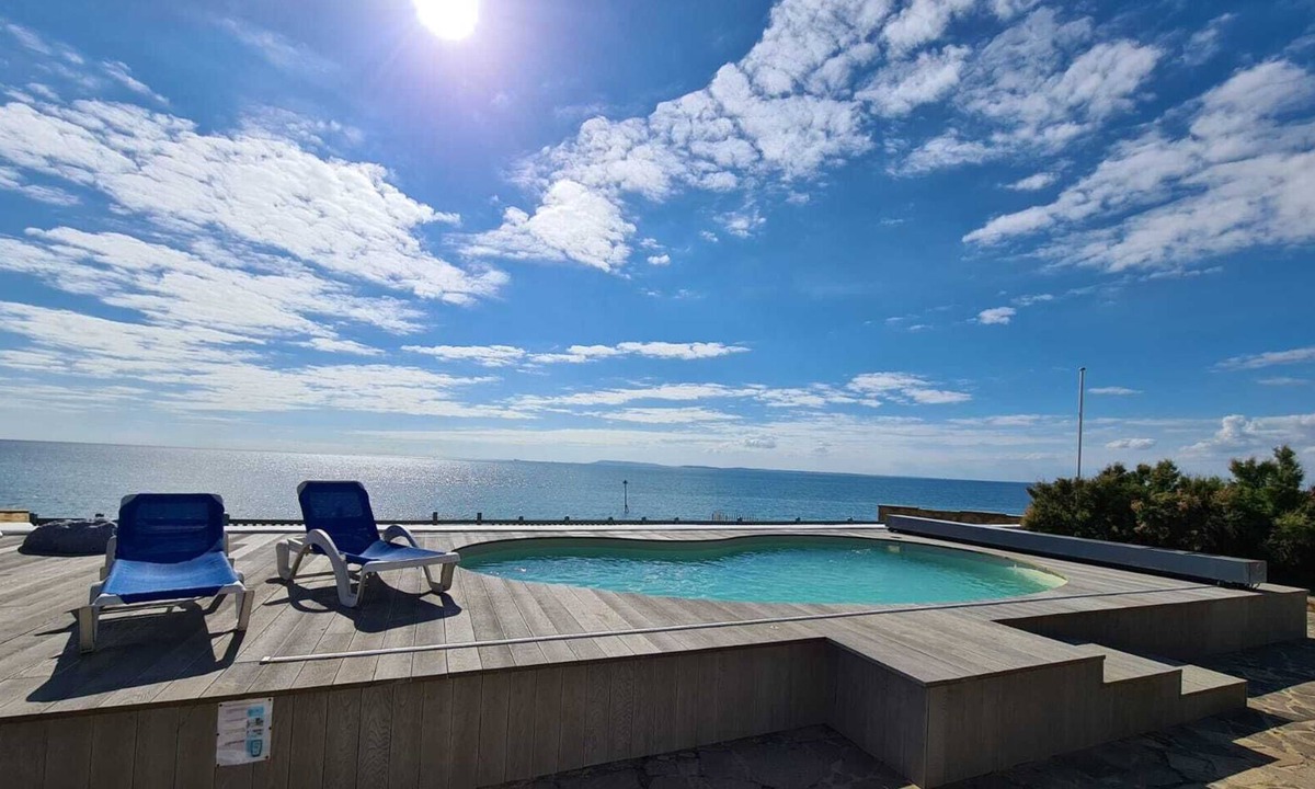 Selsey House | Beachfront Retreat| Panoramic Sea View| Spa tub Pool Sauna Fire| Sleeps up to 22