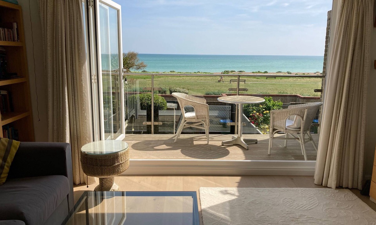 Rustington House | Beachside House With Direct Access to Sea. Golf, Tennis, Cycling on Doorstep