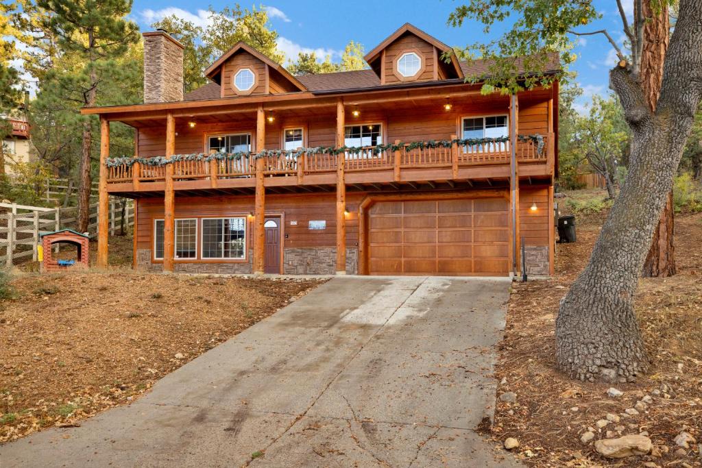 Upper Moonridge House | Bear Creek Lodge- Incredible Log Cabin Chalet- Hot Tub- Games- Wet Bar- Pets Ok