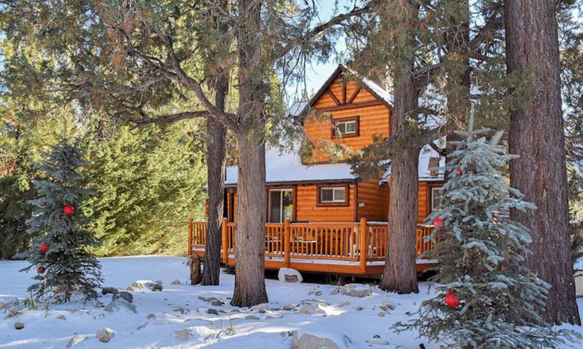 Moonridge House | Bear Hug Hideaway- Enjoy the hot and a game room complete with foosball, bumper pool & darts!