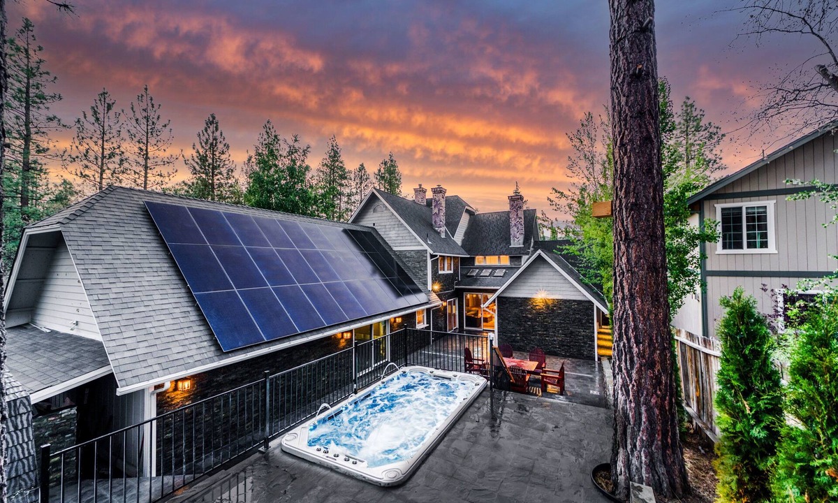 Fox Farm Cabin | Bears Palace at Big Bear ~ Swim Spa ~ Games ~ Central Luxe Chalet Retreat~