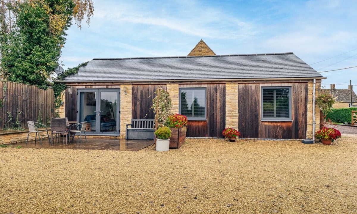 Ampney Crucis House | Beautiful 2 Bedroom Barn in Cerney Wick
