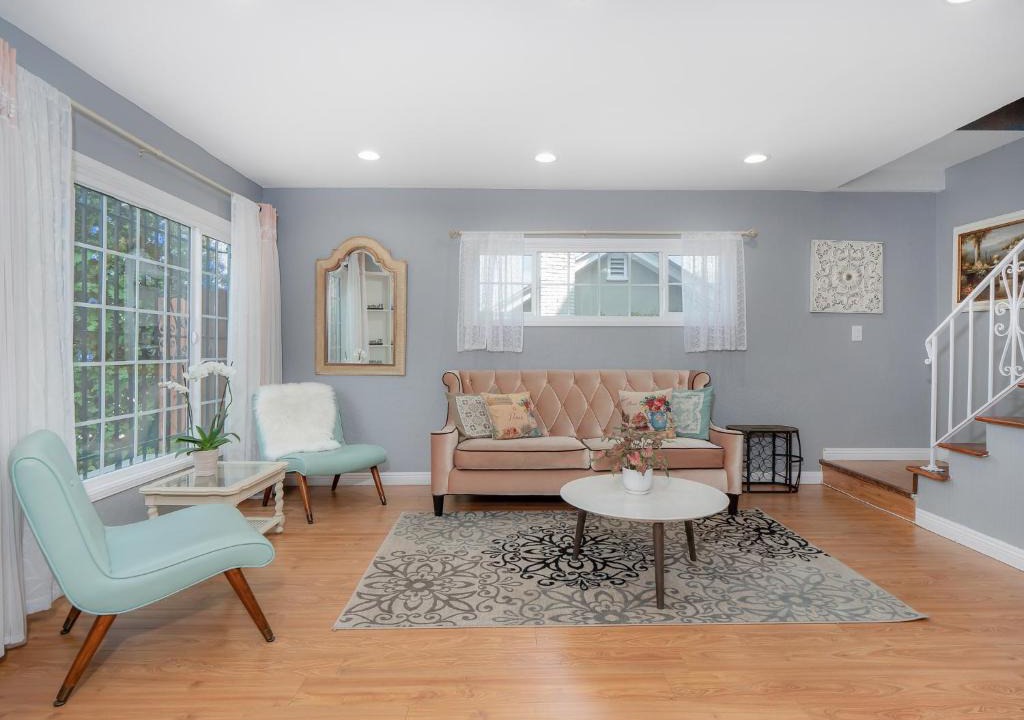 Larchmont House | Beautiful 2-story House Near Hollywood!