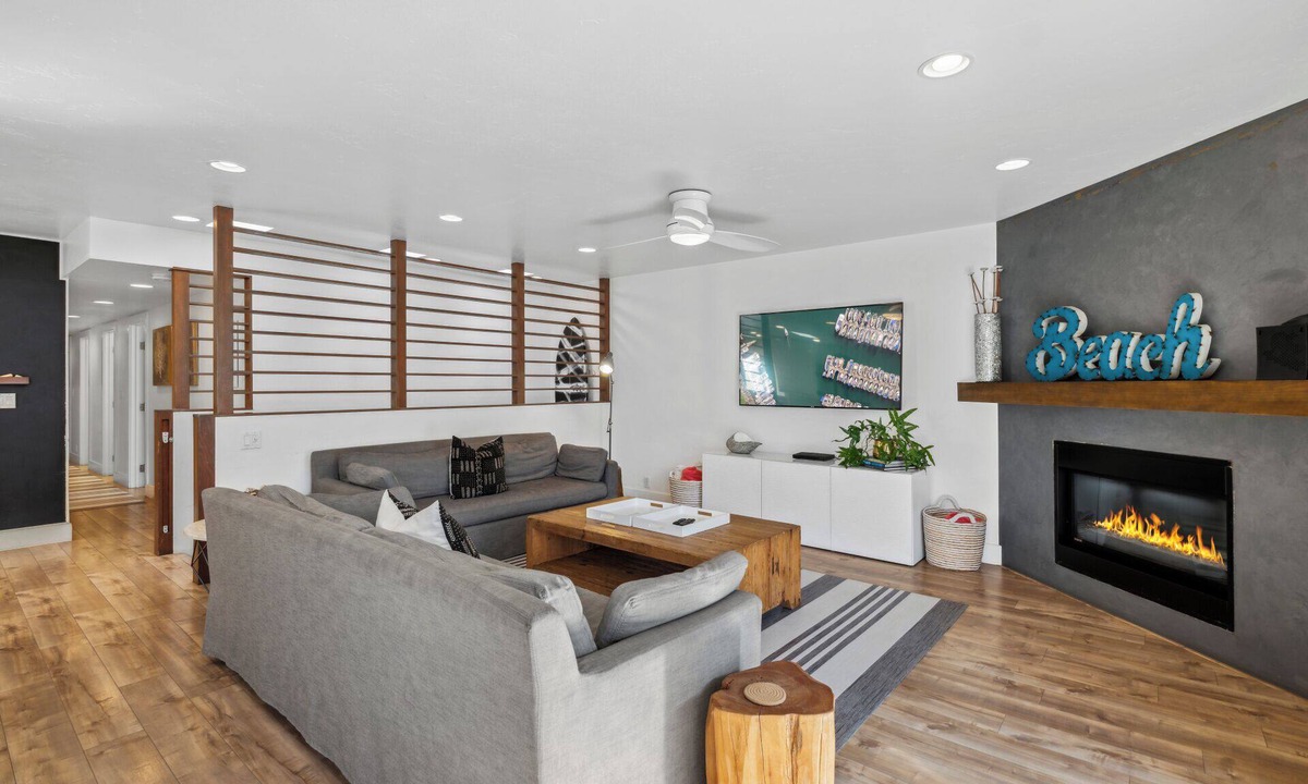 Santa Ana Heights House | Beautiful beach house 1 house from the sand, AC, Parking, Bikes, and Beach Gear!