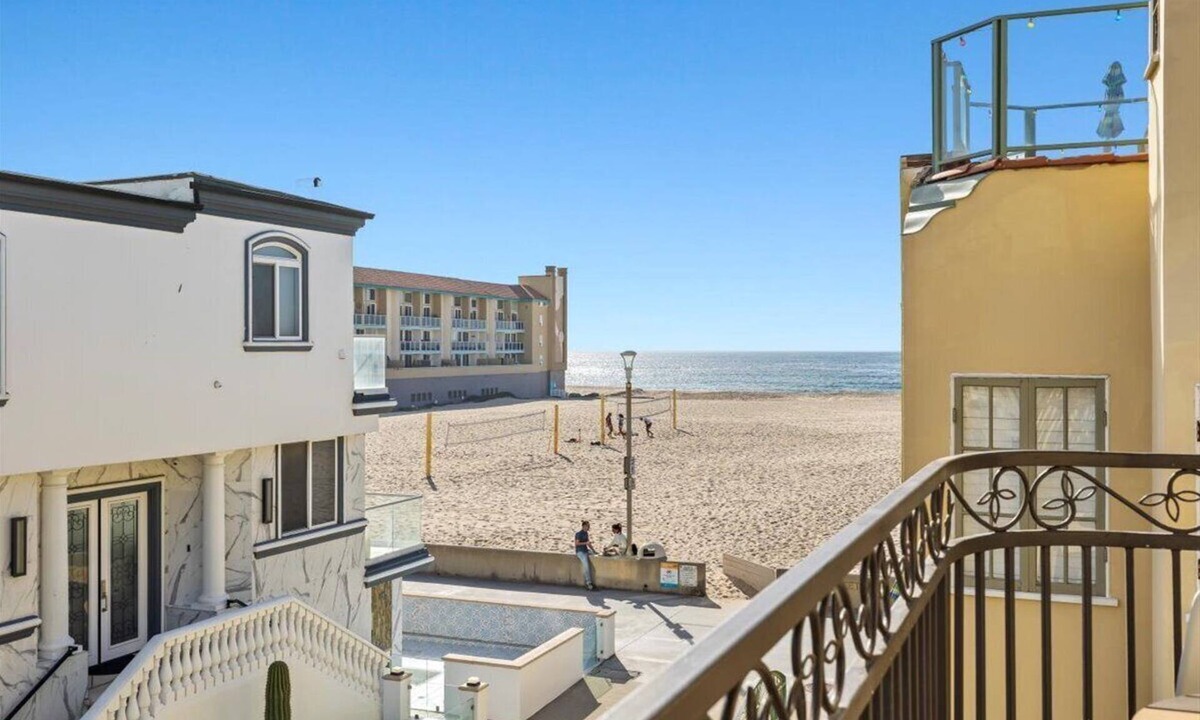 South Redondo House | Beautiful Beachside Strand Home with Roof Deck-Casa Nuevo!
