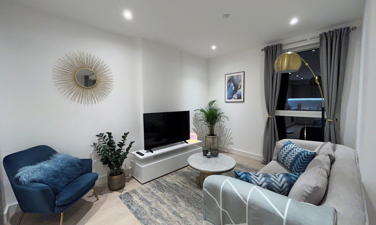 Brondesbury Park Apartment | Beautiful bright flat with balcony, courtyard and gym