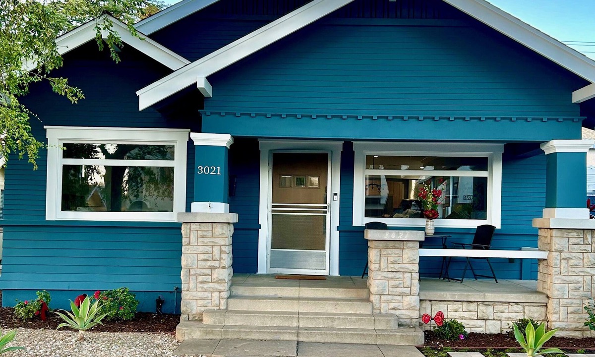 Bluff Heights House | Beautiful Craftsman home, Completely Remodeled, Walk to park & beach, w/PARKING